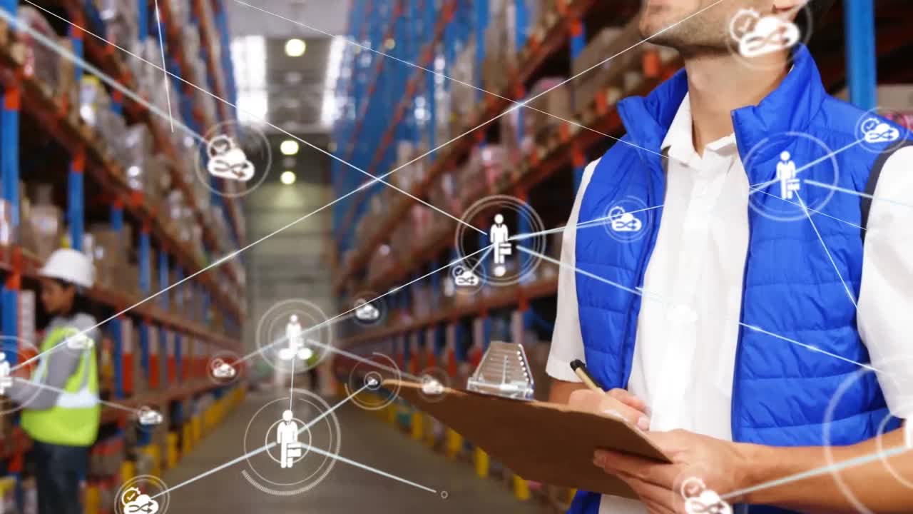 animación de una red de personas e iconos de los medios sobre un hombre sonriente que trabaja en un almacén de almacenamiento