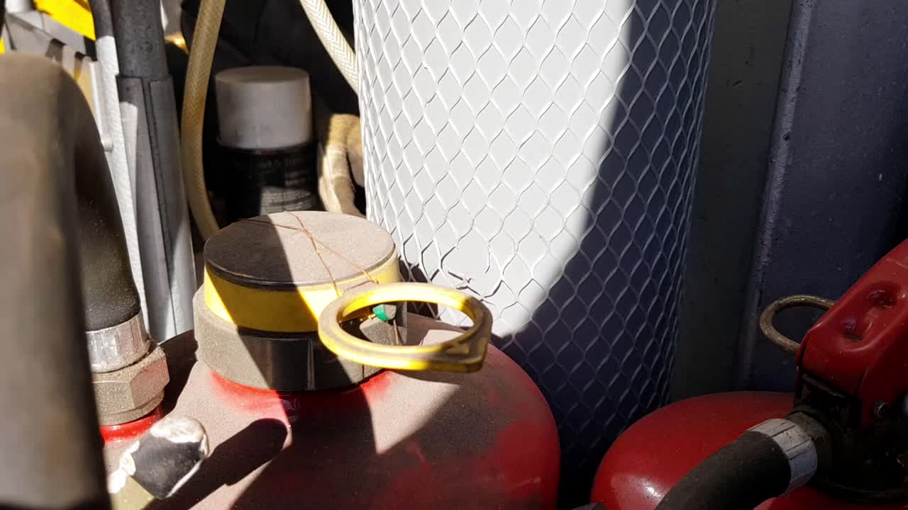 panorámica de los tanques en el garaje