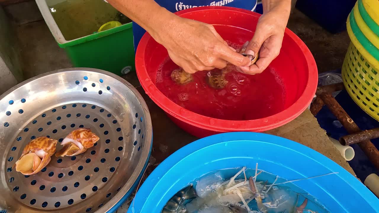빨간 그 에 바다 달이 를 청소 하는 사람