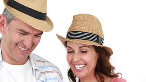 pareja sonriente usando un teléfono inteligente