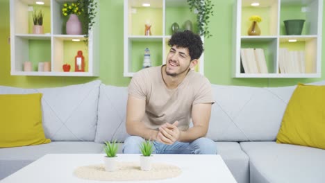 el joven en casa pensativo, soñando despierto.