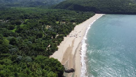 Vista-Aérea-De-La-Pintoresca-Playa-De-El-Valle-En-La-Verde-Península-De-Samaná-En-La-República-Dominicana