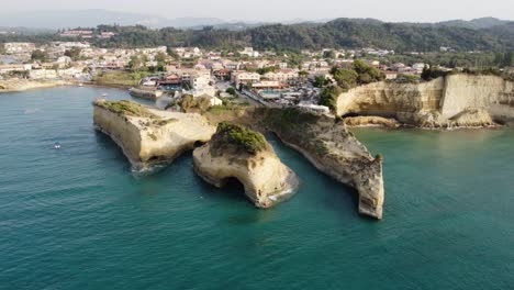 Vista-Aérea-Del-Canal-D&#39;amour-De-La-Isla-De-Corfú-En-La-Zona-De-Sidari,-Con-El-Famoso-Canal-D&#39;amour-En-Un-Hermoso-Día-Claro