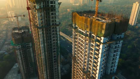 sitio de construcción de edificios altos en área urbana