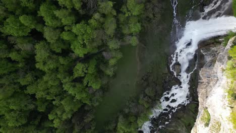 Vista-De-Arriba-Hacia-Abajo-De-La-Cascada-Seerenbach-Falls-Walensee,-Suiza