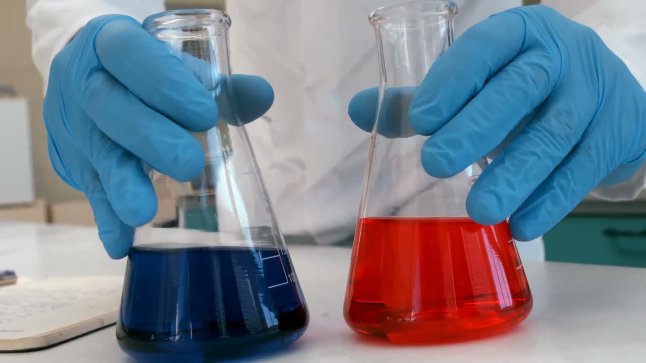 científico que sostiene el frasco de erlenmeyer con líquido