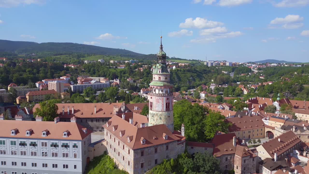 Magisk luftfoto ovenfra av slottstårnet i Cesky Krumlov på høyden i Tsjekkia, Europa, sommeren 2023