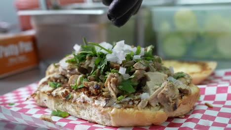 espolvorear cebollas en un bistec de pollo con queso - serie de camiones de comida
