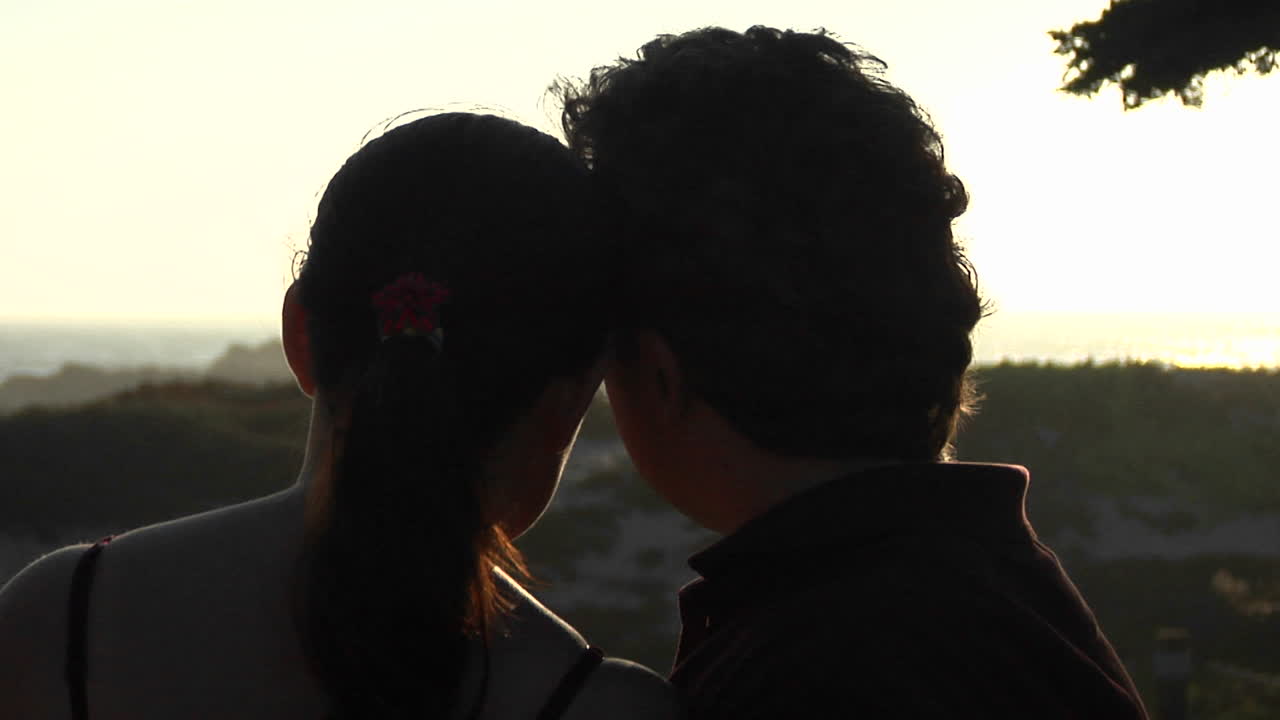 Un uomo e una donna si baciano e ammirano lo splendido paesaggio
