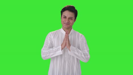 Glücklicher-Indischer-Mann,-Der-Namaste-Green-Screen-Macht