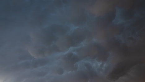 Mammatus-Wolken-Ziehen-Friedlich-über-Unseren-Köpfen-Vorbei,-Nachdem-Ein-Schwerer-Sturm-Durchgezogen-Ist