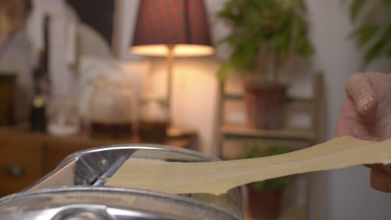 시닝 머신에 라자냐 반죽 통과