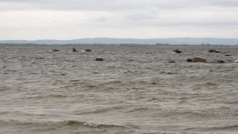 Barcos-De-Currach-Remando-A-Través-Del-Océano-Rocoso-Abierto-Cerca-De-Ladies-Beach-Galway