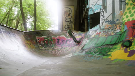 kaukasischer junge skateboardet im park.