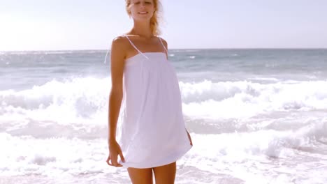 mujer sonriente tocando el agua