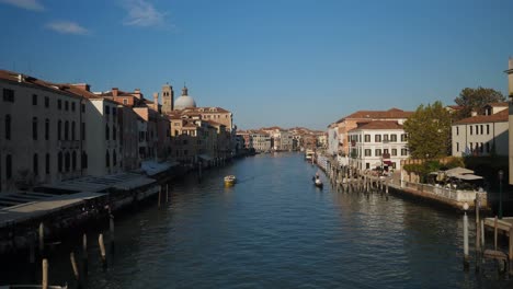 icónico paisaje urbano de venecia y canal con góndolas, vista estática