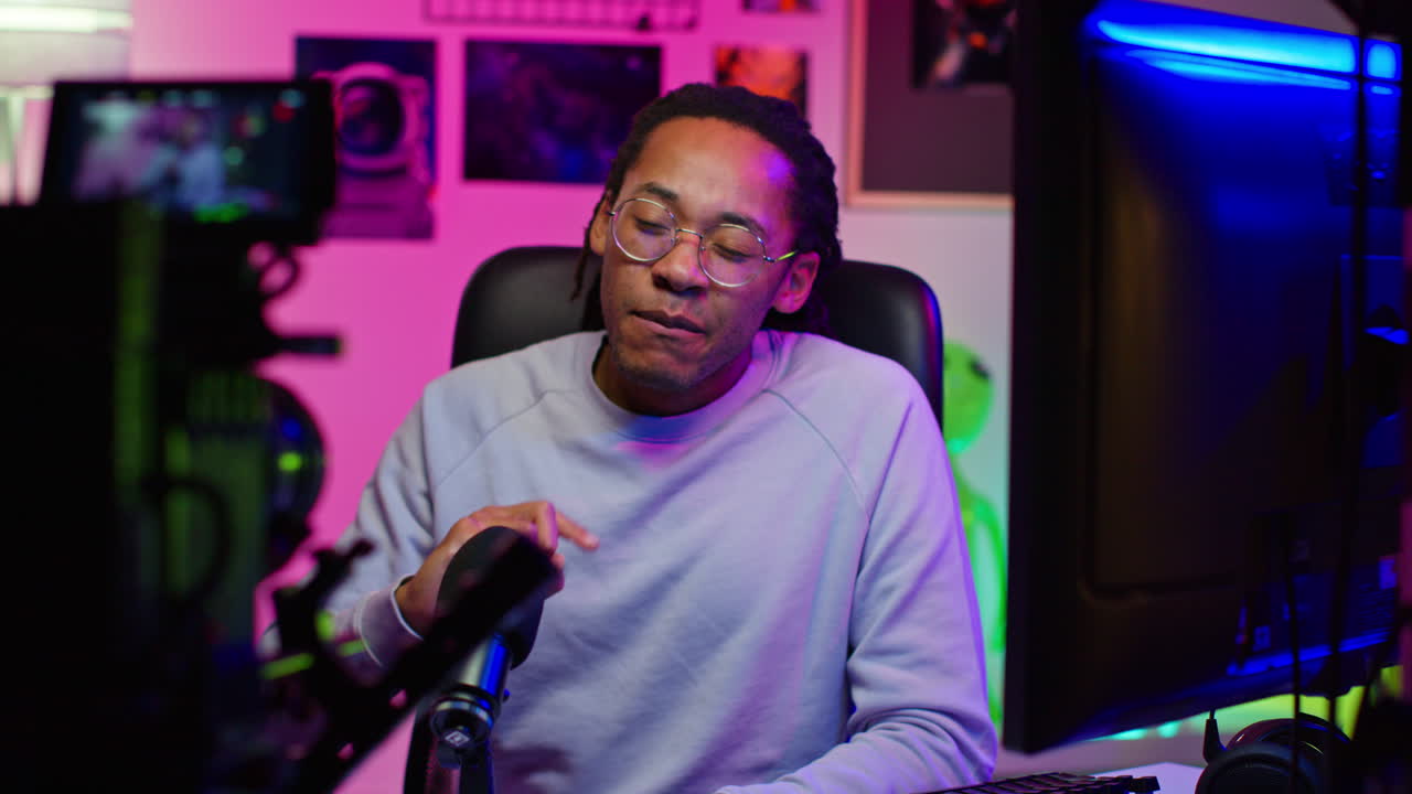 hombre negro grabando un video sobre juegos