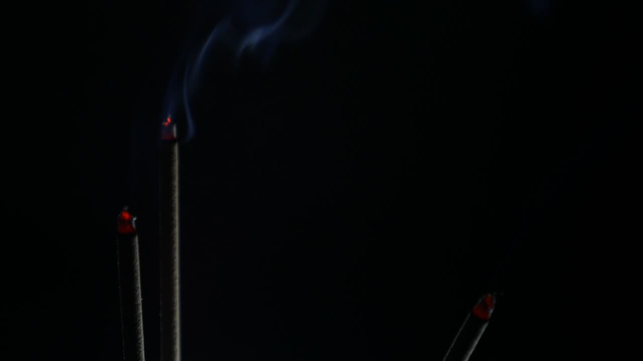 colores humo en fondo oscuro