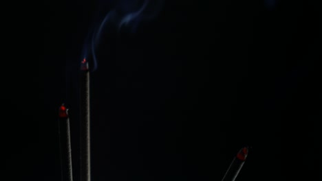colores humo en fondo oscuro