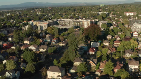 deslizador aéreo disparado sobre el barrio verde noreste de portland oregon