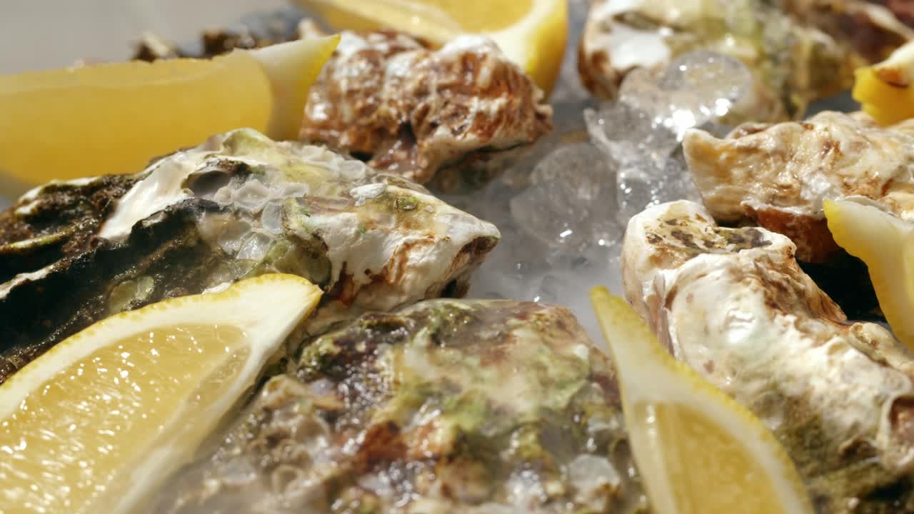 Ostriche con limone su ghiaccio