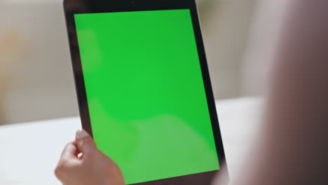 mujer hablando cámara de tableta de pantalla verde teniendo videoconferencia en el interior de cerca