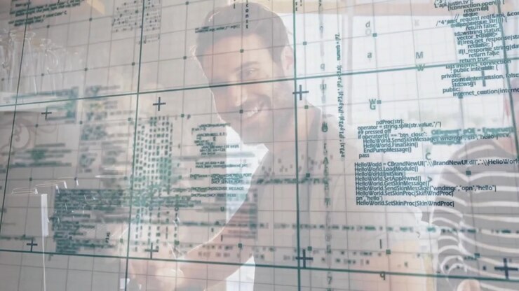 Sviluppatore software che digita codice su computer portatile con sovrapposizione a griglia, caffè e linee incise su divisorio in vetro