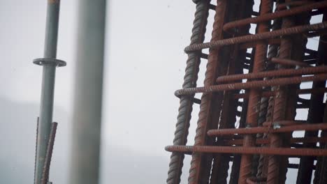 cerca en la lluvia del marco de la barra de refuerzo utilizado para reforzar el hormigón en la construcción
