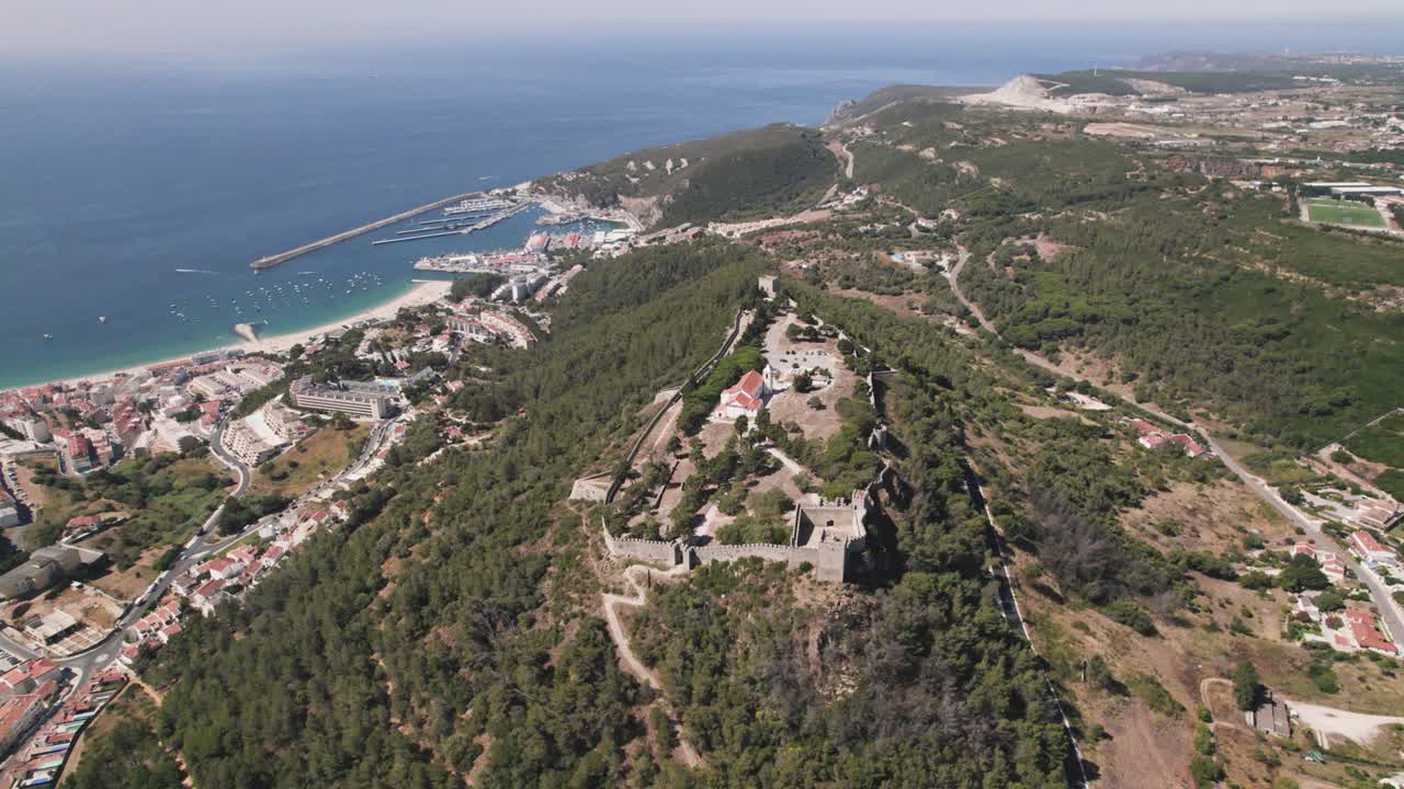 castillo de sesimbra con vistas a la ciudad y la playa junto a la playa, sesimbra, portugal