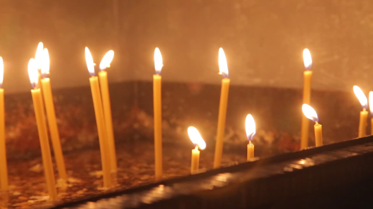 Velas encendidas en una iglesia