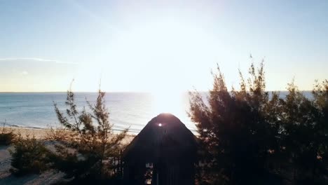 Levántese-Lentamente-Con-Un-Dron-De-Grúa-Disparado-A-La-Hora-Dorada-Puesta-De-Sol-En-Una-Choza-Playa-Paraíso-Película-Filmada-En-Zanzíbar-En-áfrica-Tanzania-En-2019-Cinemática-Naturaleza-Salvaje-Aérea-Filmada-En-1080,-60p-Por-Philipp-Marnitz