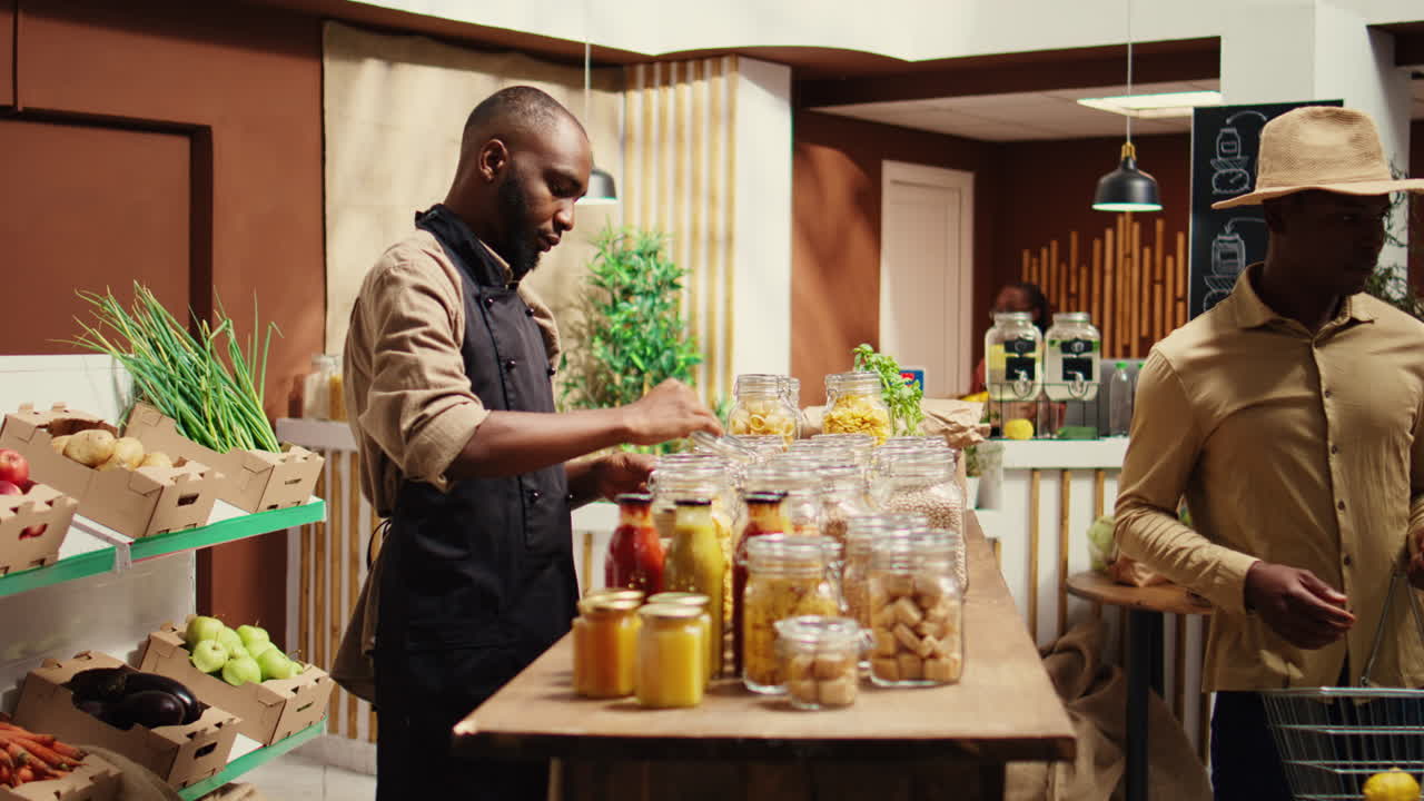 un granjero afroamericano abre una tienda local de cero residuos