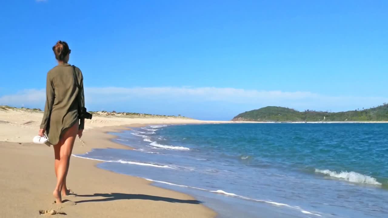 열대 해변 시네마 그래픽 컨셉에서 걷는 어린 소녀