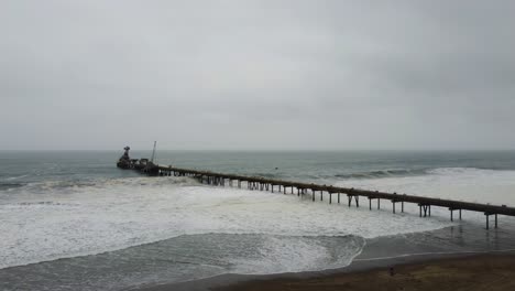 video de drones de un muelle en la orilla del océano