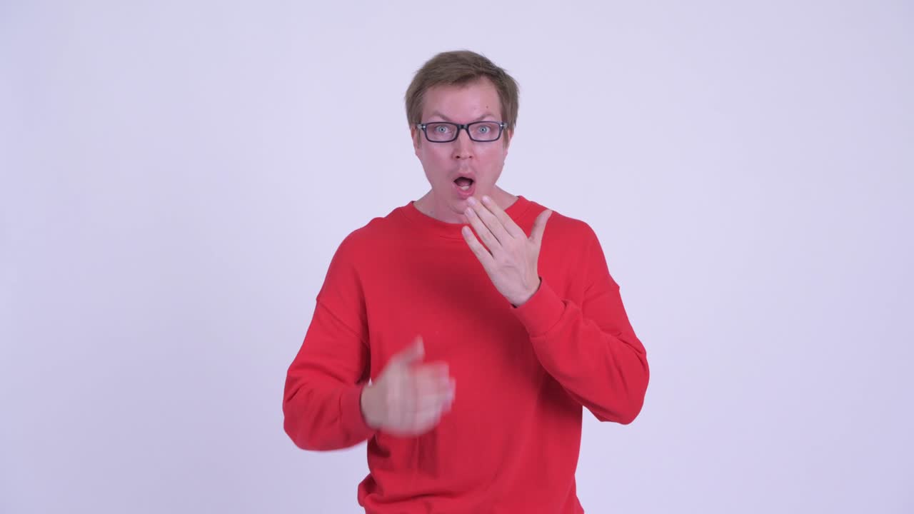 젊은 잘생긴 남자의 스튜디오 촬영