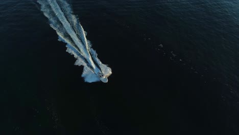 Vista-Aérea,-Tomas-De-Drones-4k,-Barco-De-Rastreo