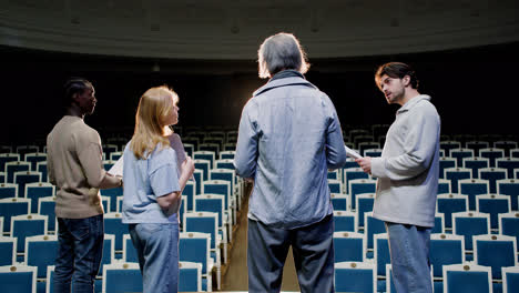 persone che fanno una prova sul palco