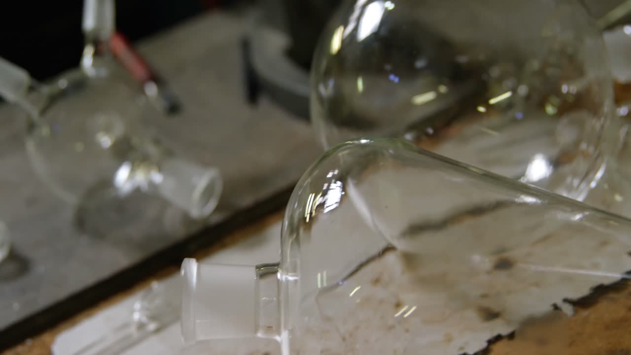 테이블 4k에 배열된 과학적 화학 유리의 클로즈업