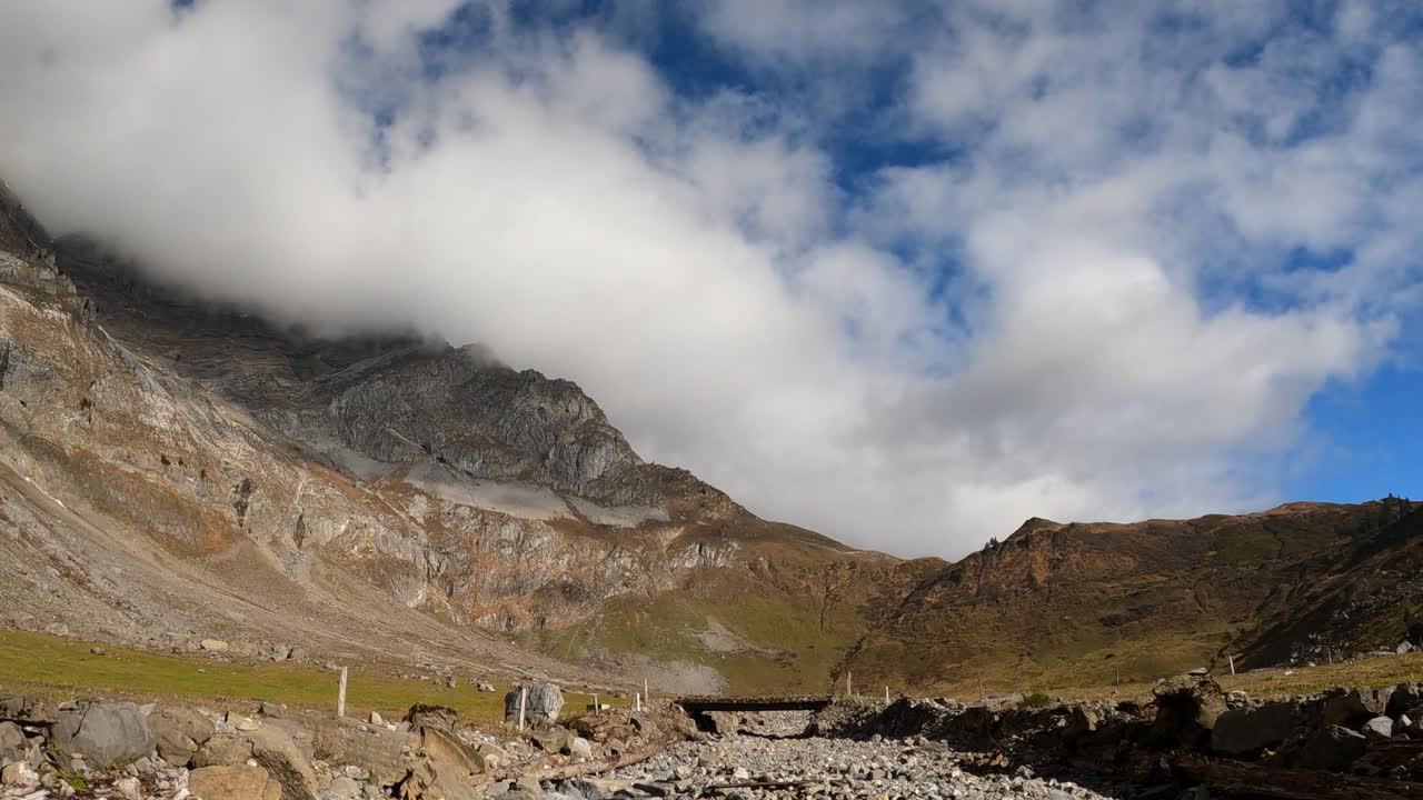 un vuelo suave a baja altura en el lecho de un río debajo de un puente muy pequeño