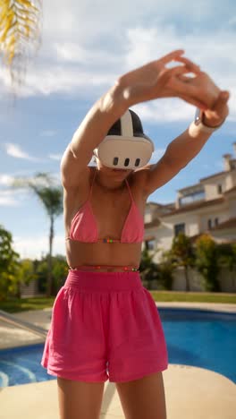 mujer con auriculares vr junto a una piscina