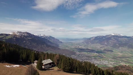 hermoso panorama de un chalet suizo mirando hacia abajo en el exuberante valle de los alpes
