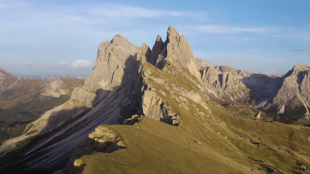 empuje aéreo por encima de seceda, italia