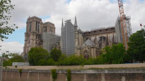 catedral de notre-dame de paris en reconstrucción y renovación después del incendio de abril de 2019