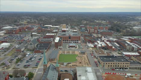 Drone-Flyaway-Shot-De-Los-Comunes-Del-Centro-De-Clarksville,-Tennessee