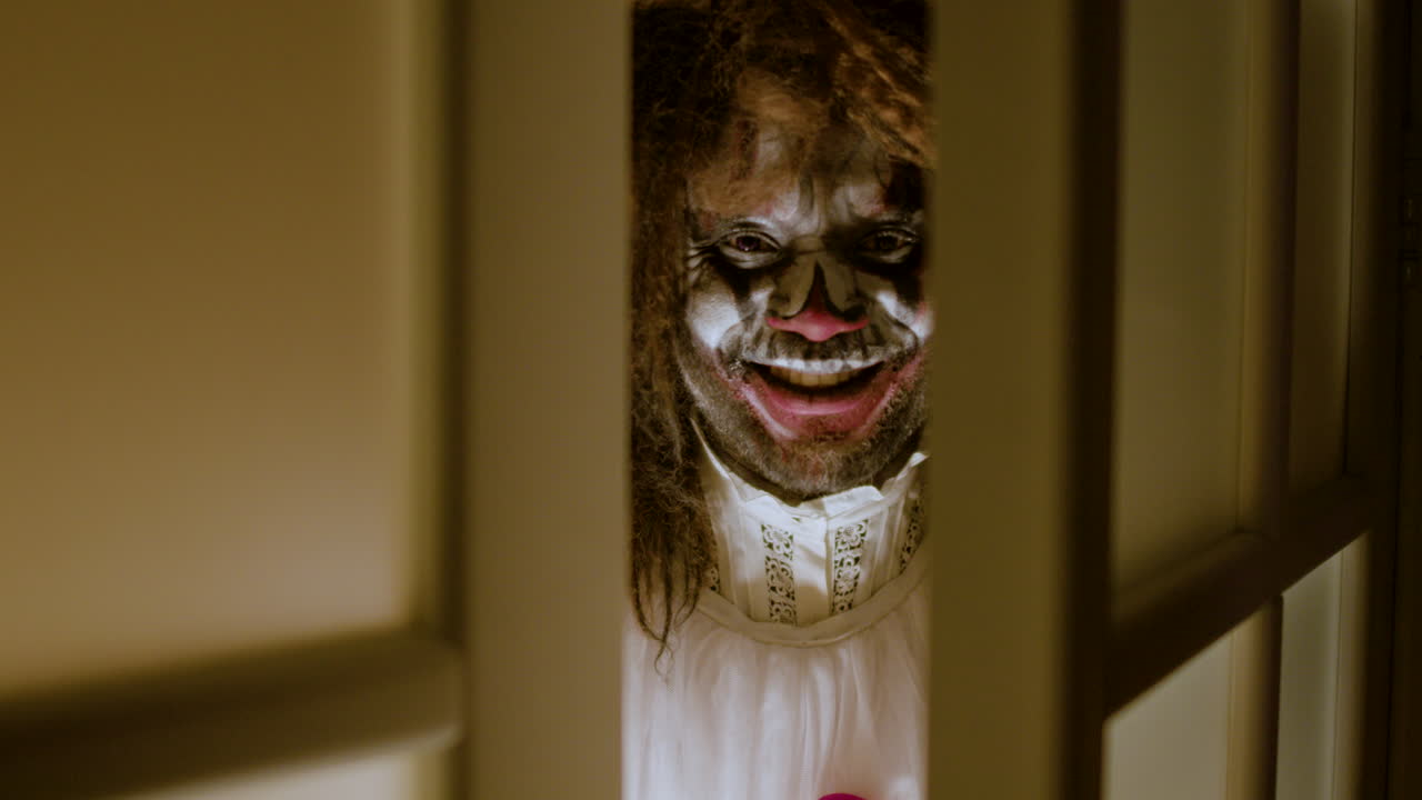 persona que abre una puerta