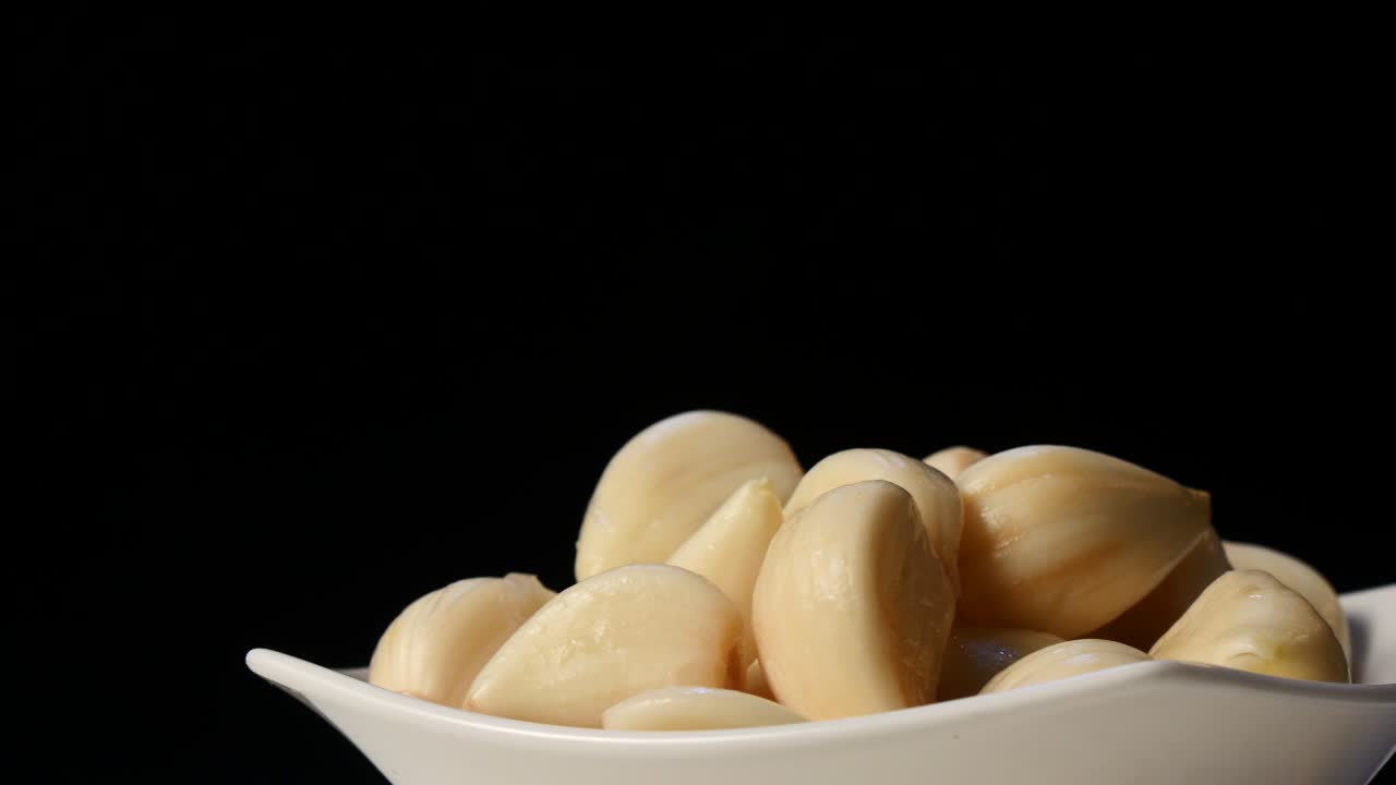Aglio pelato in rotazione su un piatto