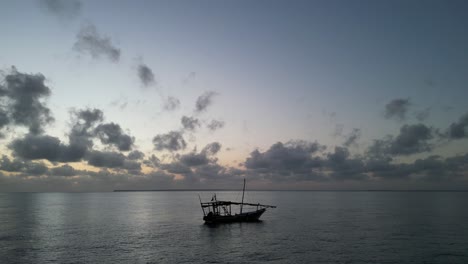 Barco-Flotando-Cerca-De-La-Playa-De-Uroa-En-La-Isla-De-Zanzíbar,-Tanzania-áfrica-Durante-La-Puesta-De-Sol,-Disparo-Cerrado