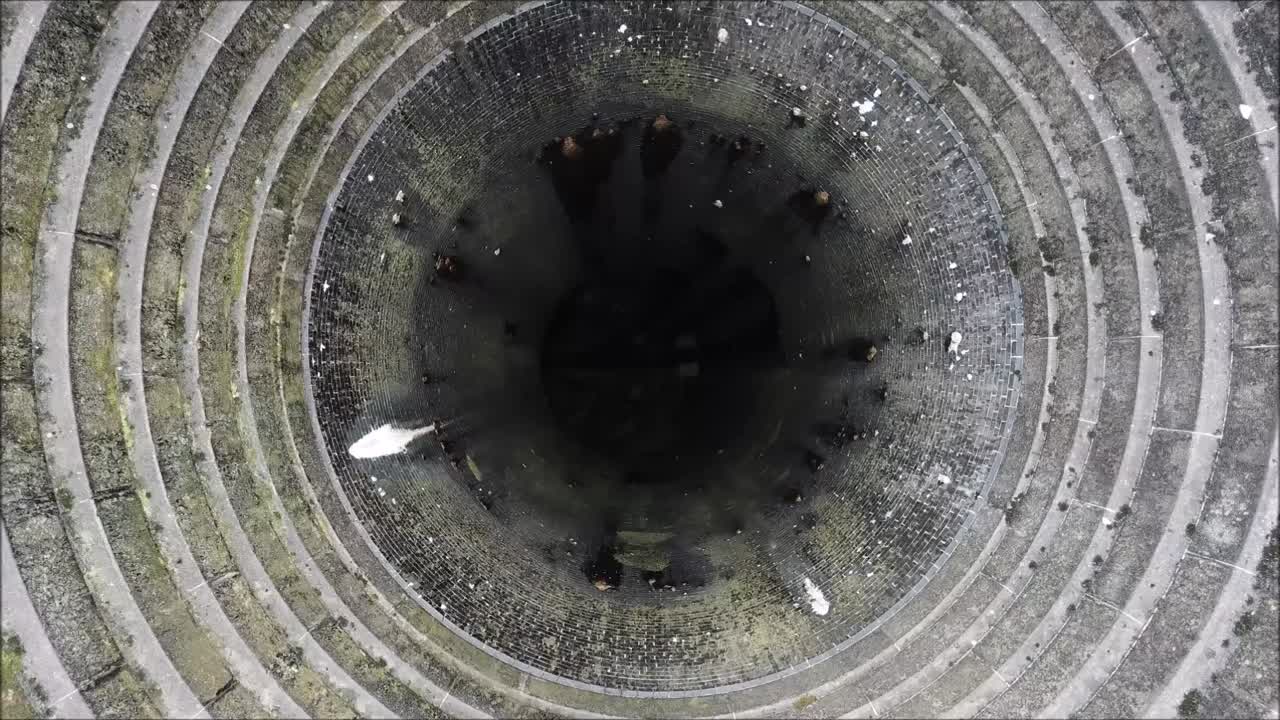 영국 피크 디스트릭트에 있는 ladybower resevoir의 거대한 터널을 수직으로 내려다보는 전망