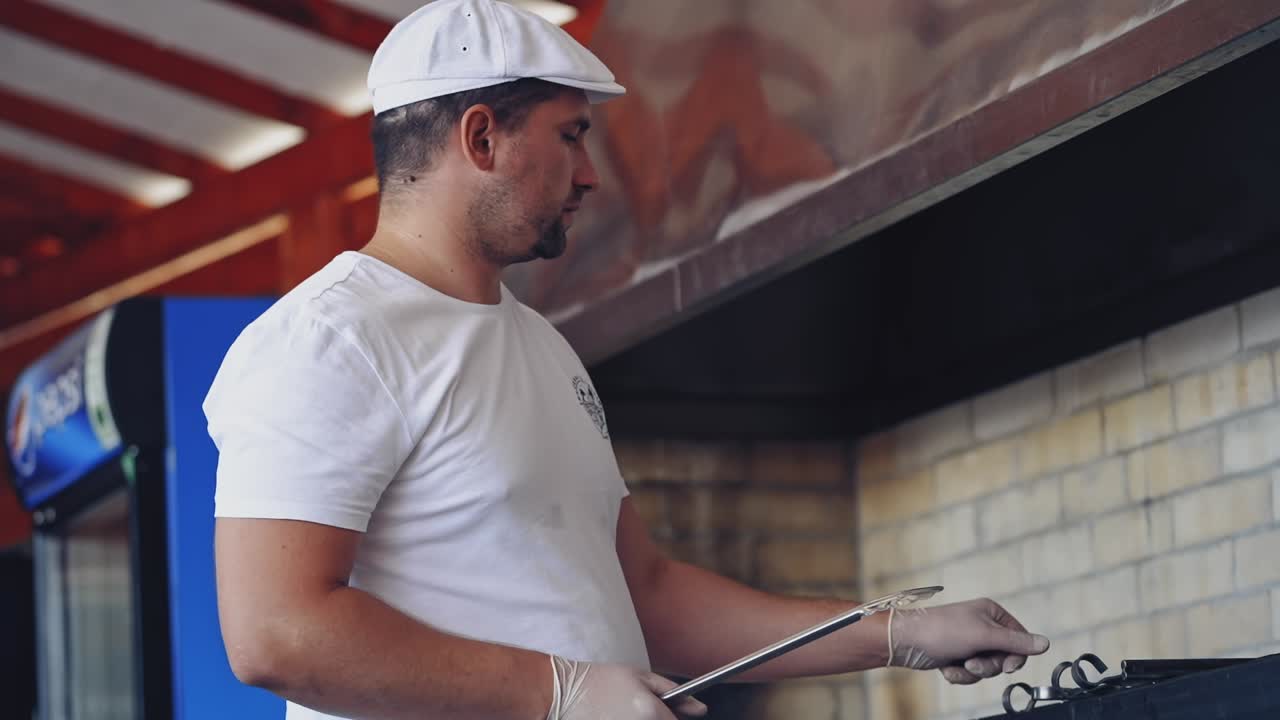 Preparazione di cibo all'aperto. Chef che cucina in una cucina all'aperto