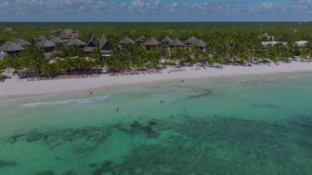 turistas en aguas tropicales por la playa en tulum, méxico - antena